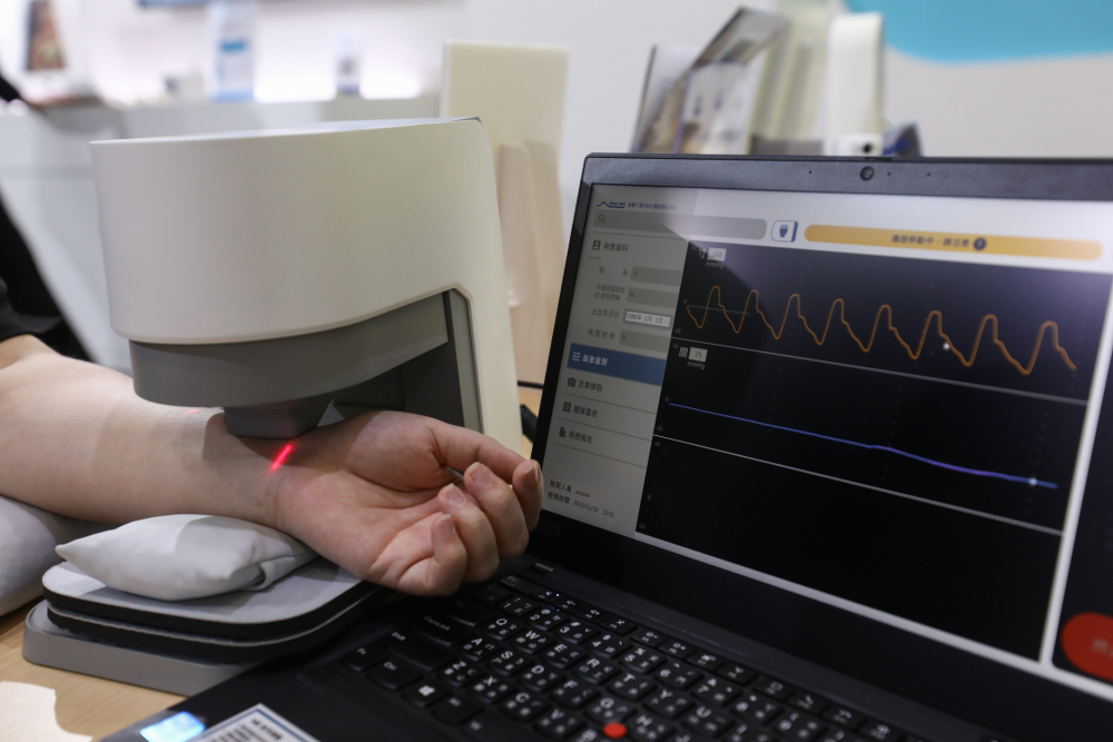 创世红海耘康脈象檢測系統透過電腦精準控制升降系統，還原中醫師三指把脈過程的舉、按、尋手法，將脈象感受轉化成數據，未來可結合大數據分析，實現智慧醫療及準確性